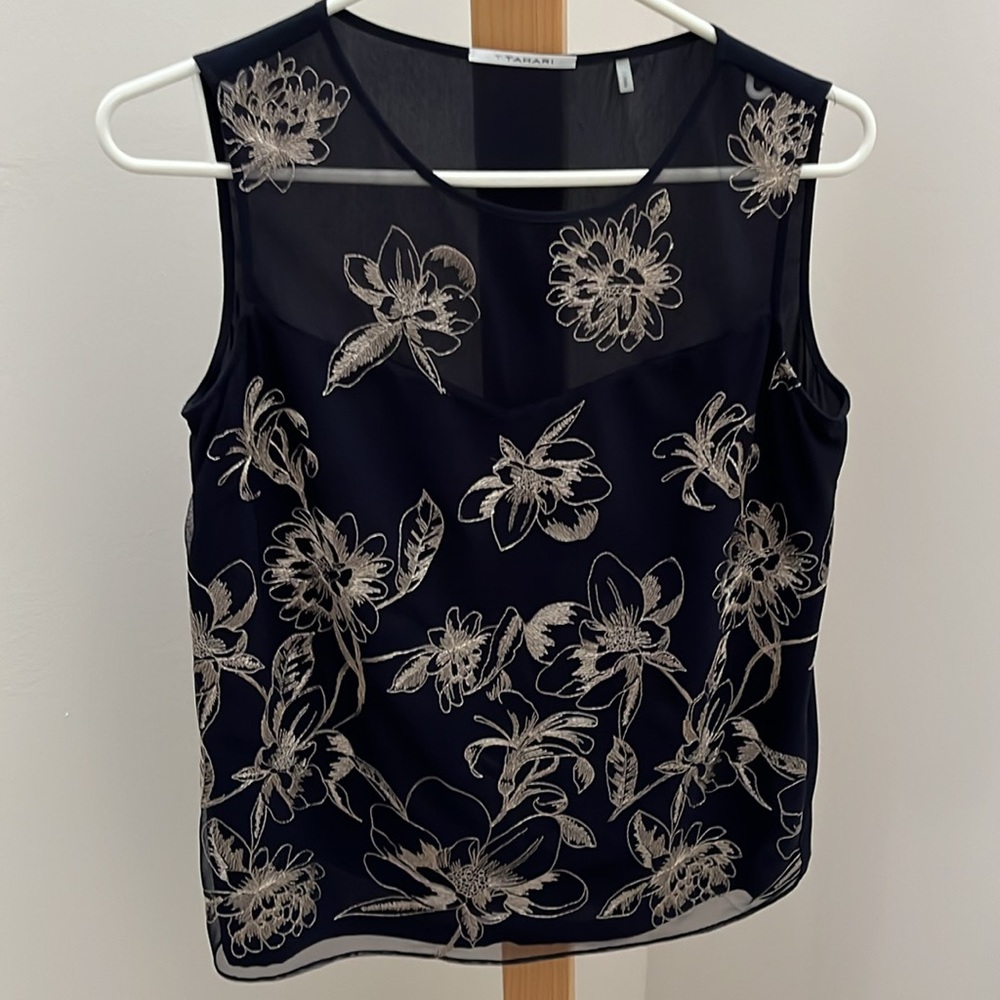 🌷Tahari embroidered top